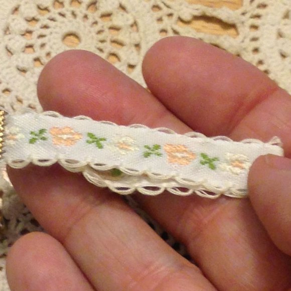 Airpods Pro case, pretty floral design - Picture 4 of 5